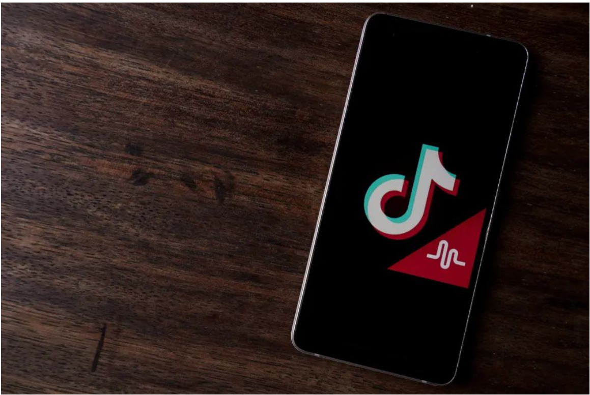 Bandarískir þingmenn krefjast þess að ByteDance losi TikTok innan 165 daga Á fyrstu sex vikum þessa árs dróst iPhone sala í Kína saman um 24% milli ára.